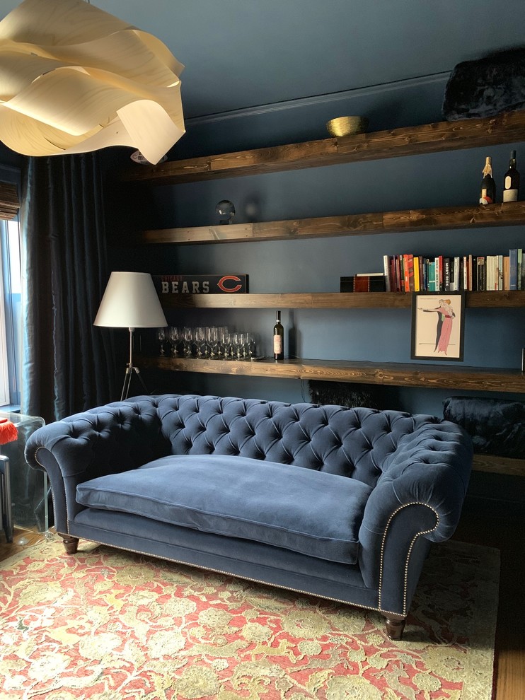 Kleine, Abgetrennte Stilmix Bibliothek ohne Kamin mit blauer Wandfarbe und braunem Holzboden in Chicago