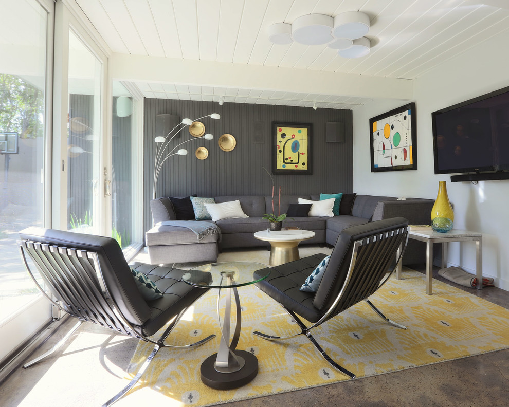 Источник вдохновения для домашнего уюта: парадная, изолированная гостиная комната среднего размера в стиле ретро с разноцветными стенами, бетонным полом, телевизором на стене и серым полом без камина