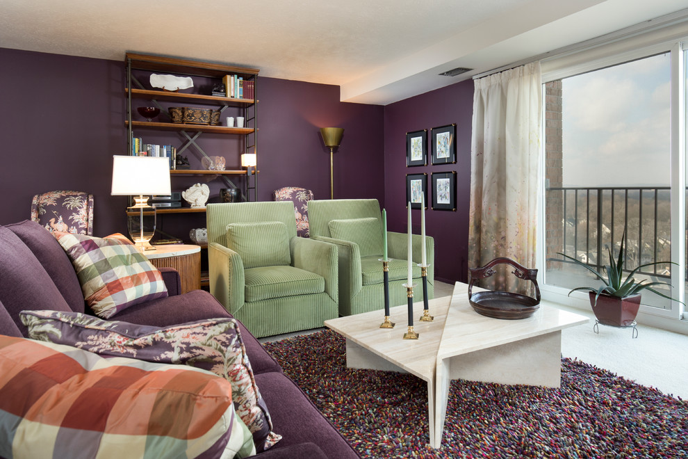 На фото: открытая, парадная гостиная комната среднего размера в стиле неоклассика (современная классика) с фиолетовыми стенами, ковровым покрытием и белым полом без камина, телевизора с