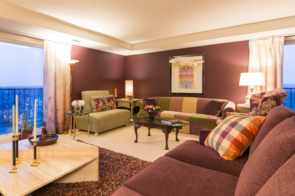 Exemple d'un grand salon chic ouvert avec un mur violet, moquette, un sol beige, une salle de réception, aucune cheminée et aucun téléviseur.