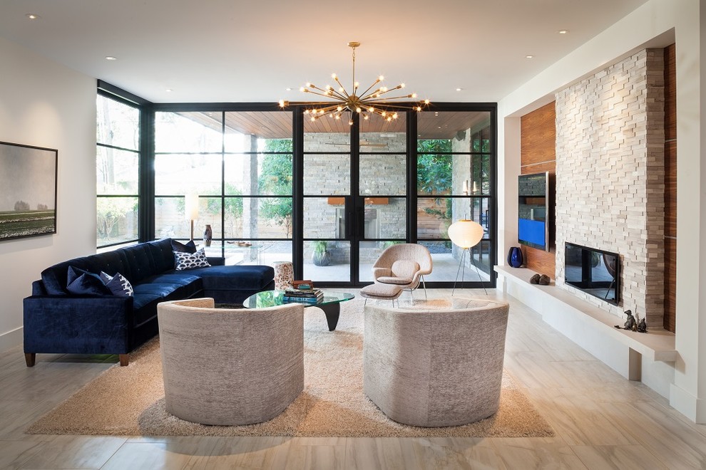 Стильный дизайн: открытая гостиная комната в современном стиле с светлым паркетным полом, горизонтальным камином и телевизором на стене - последний тренд