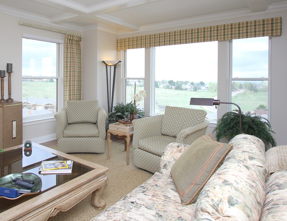 Immagine di un soggiorno chic di medie dimensioni e aperto con sala formale, pareti beige, parquet chiaro e TV nascosta
