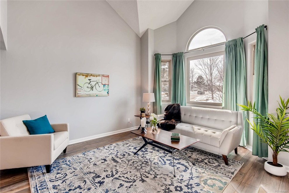 Foto di un soggiorno chic di medie dimensioni con pareti grigie e pavimento in legno massello medio