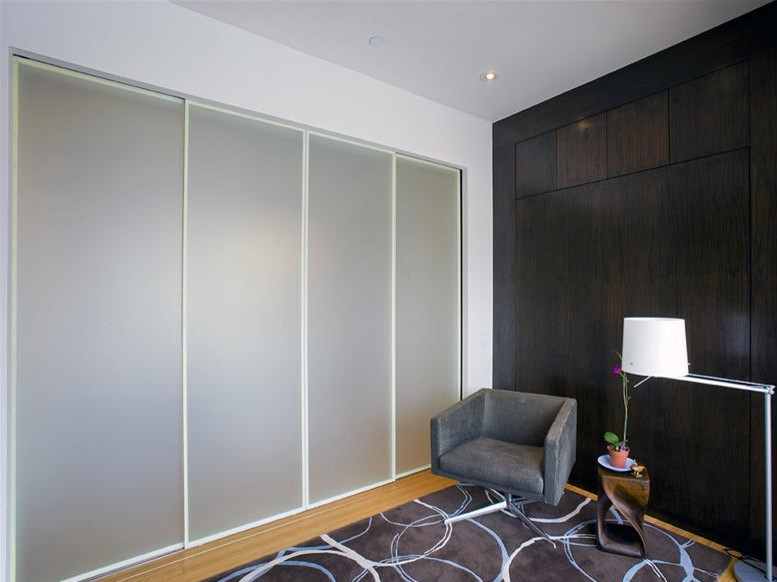 Пример оригинального дизайна: парадная, изолированная гостиная комната среднего размера в современном стиле с белыми стенами и светлым паркетным полом без камина, телевизора