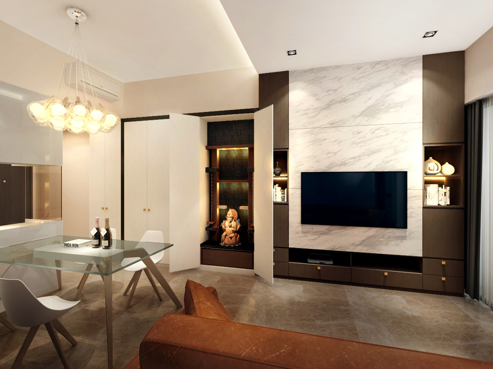 Cette image montre un petit salon minimaliste ouvert avec un mur marron, sol en béton ciré et un téléviseur fixé au mur.