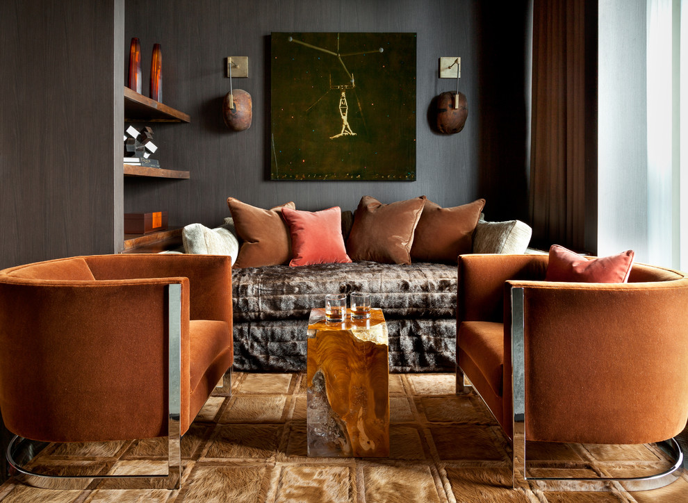 Esempio di un soggiorno minimalista con pareti marroni, parquet scuro, nessun camino e pavimento marrone