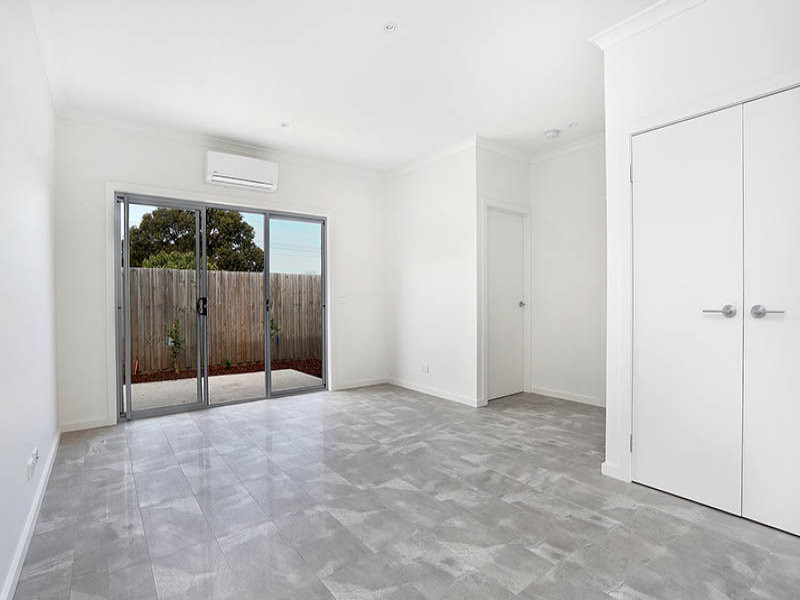 Mittelgroßes, Repräsentatives, Offenes Modernes Wohnzimmer mit weißer Wandfarbe, Keramikboden und freistehendem TV in Melbourne