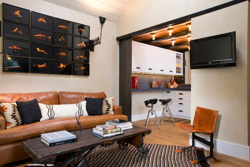 Immagine di un soggiorno chic con pareti bianche, pavimento in legno massello medio e TV a parete
