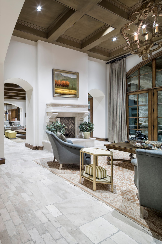Imagen de salón abierto clásico grande sin televisor con paredes blancas, suelo de mármol, chimenea de doble cara y marco de chimenea de piedra