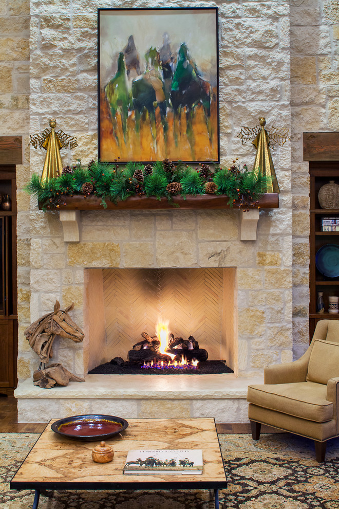 Landhausstil Wohnzimmer mit Kamin und Kaminumrandung aus Stein in Austin