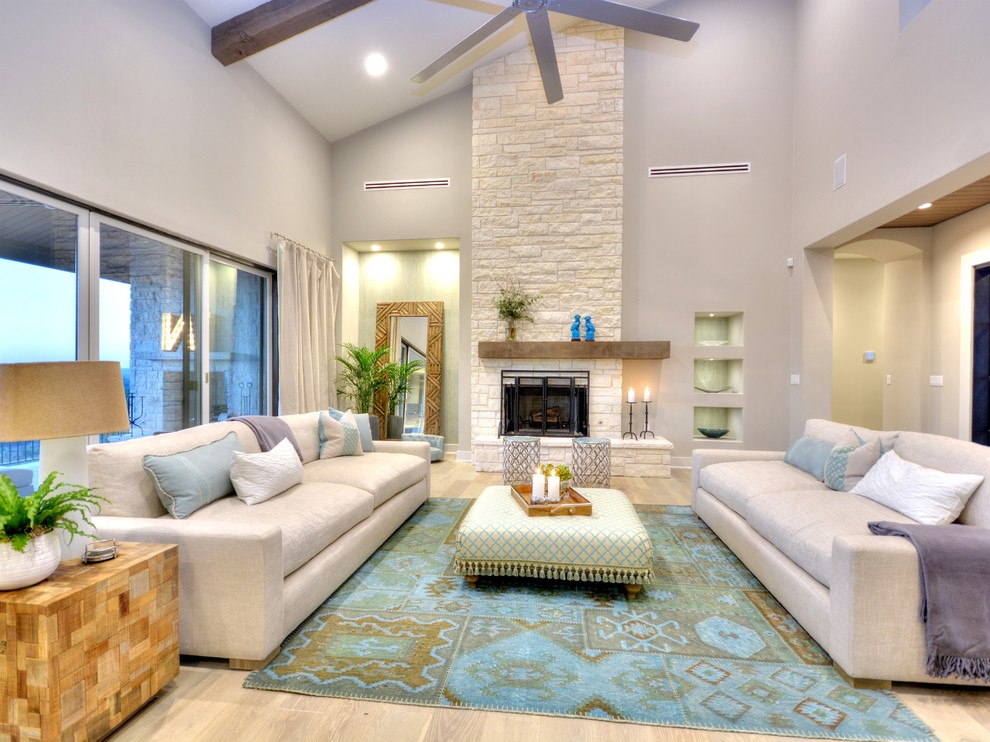 Modernes Wohnzimmer mit beiger Wandfarbe, hellem Holzboden, Kamin und Kaminumrandung aus Stein in Austin