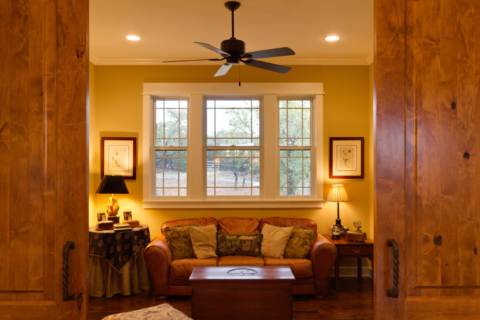 Immagine di un soggiorno stile americano di medie dimensioni e chiuso con pareti beige, pavimento in legno massello medio, nessun camino e pavimento marrone