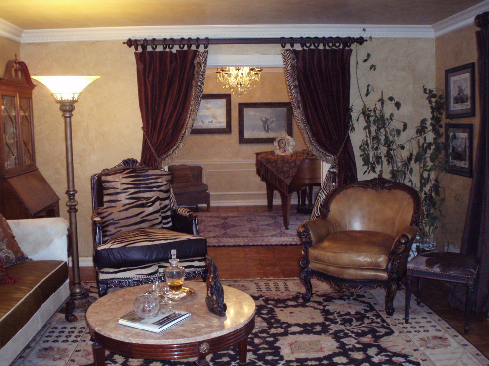Repräsentatives Klassisches Wohnzimmer mit beiger Wandfarbe in Dallas