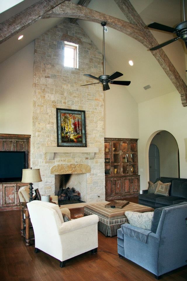 Imagen de salón para visitas abierto clásico grande sin televisor con estufa de leña y marco de chimenea de piedra