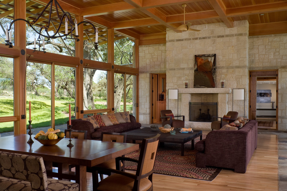 Großes, Fernseherloses, Offenes Rustikales Wohnzimmer mit Kaminumrandung aus Stein in Austin