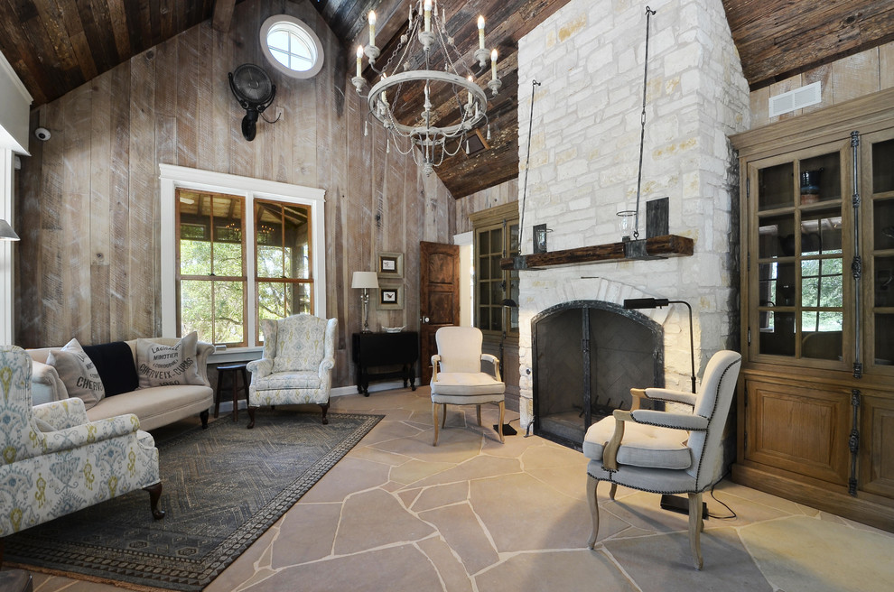 Exemple d'un petit salon montagne avec un sol en calcaire, une cheminée standard, un manteau de cheminée en pierre et éclairage.