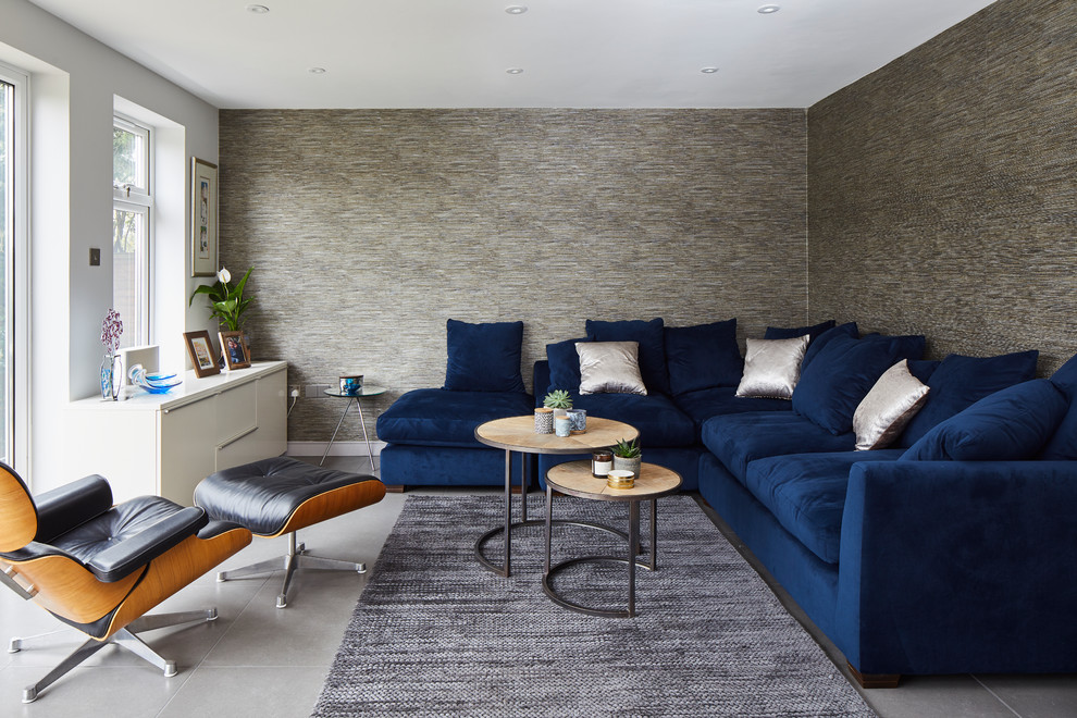 Идея дизайна: гостиная комната в современном стиле с серыми стенами и серым полом
