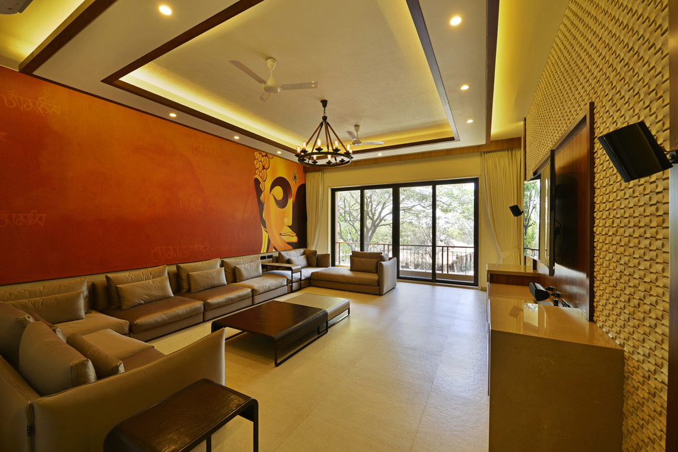 Пример оригинального дизайна: большая гостиная комната в восточном стиле с разноцветными стенами и бежевым полом