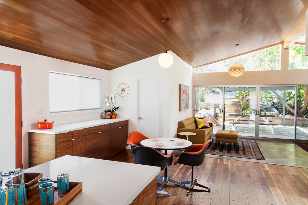 Retro Wohnzimmer mit weißer Wandfarbe und braunem Holzboden in Los Angeles
