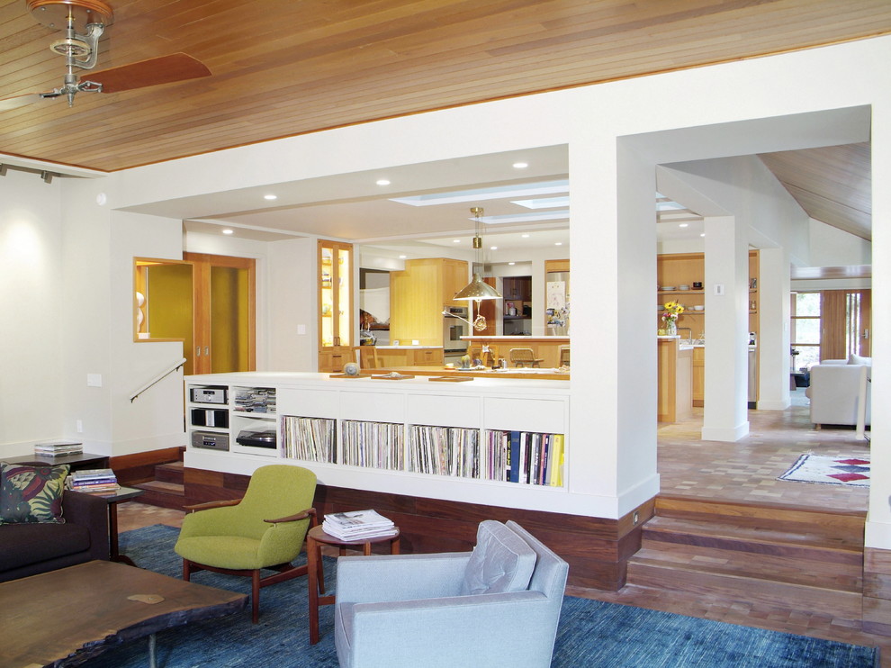 Foto de biblioteca en casa abierta rural grande con paredes blancas y suelo de madera en tonos medios