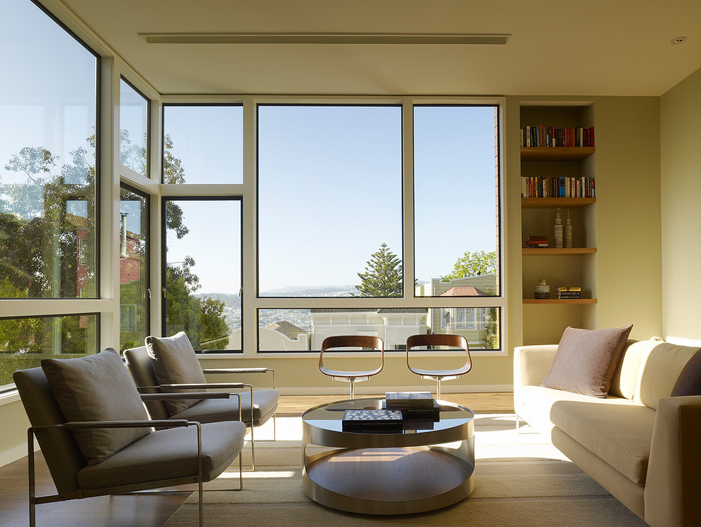 Idee per un soggiorno minimal di medie dimensioni con pareti beige