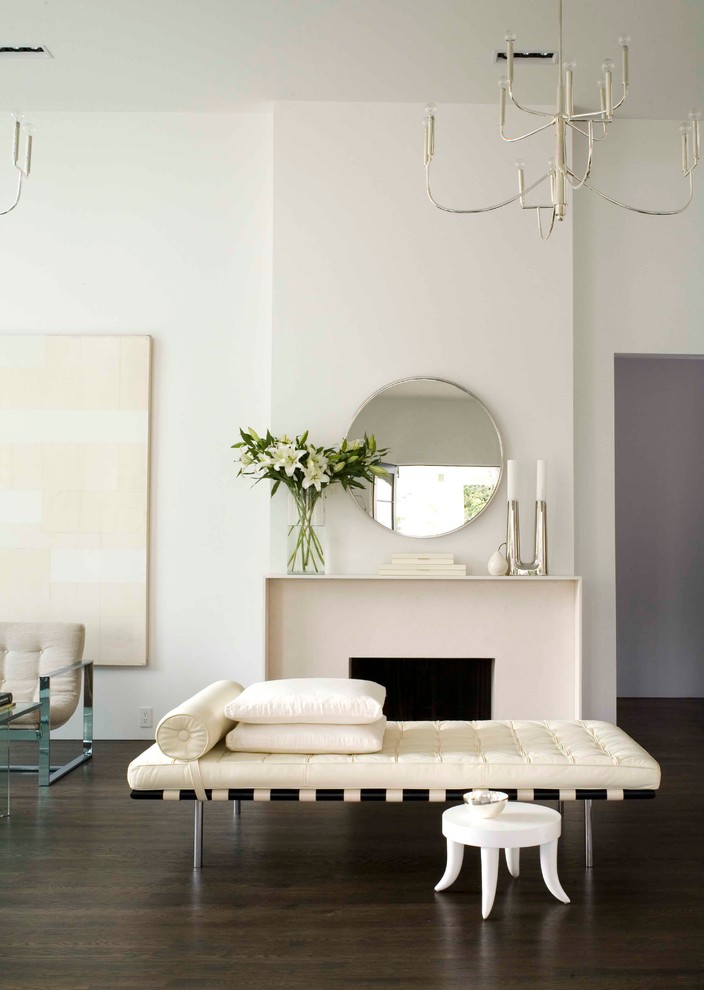 Modernes Wohnzimmer mit weißer Wandfarbe in Denver
