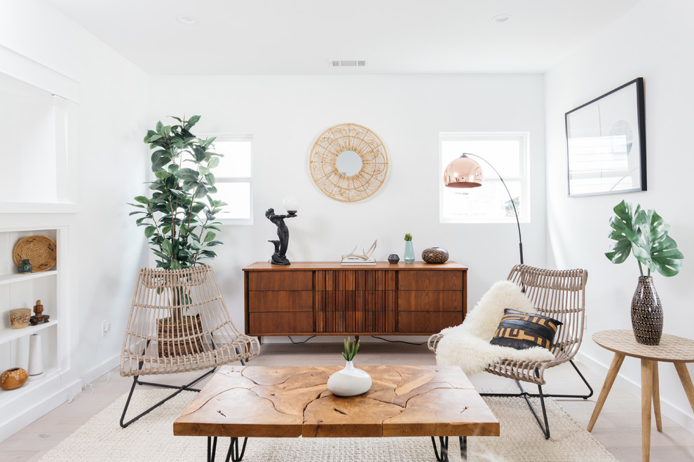 Immagine di un soggiorno design con pareti bianche, parquet chiaro e pavimento beige