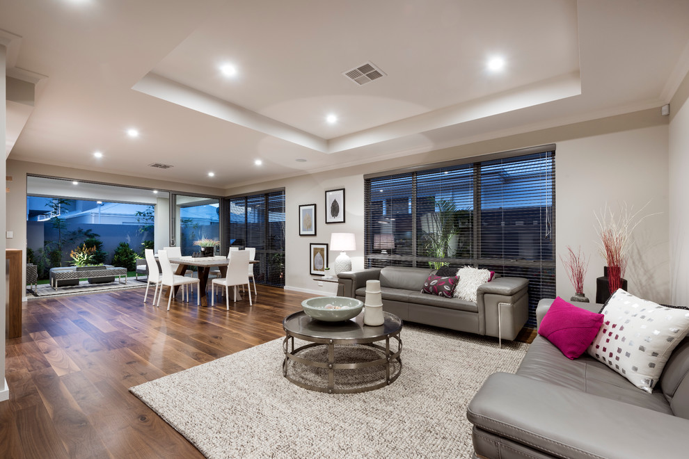 Offenes Modernes Wohnzimmer mit grauer Wandfarbe und braunem Holzboden in Perth