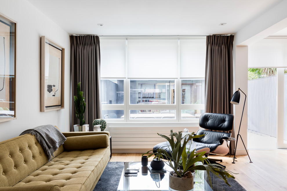 Foto di un soggiorno contemporaneo con pareti bianche, parquet chiaro e pavimento marrone