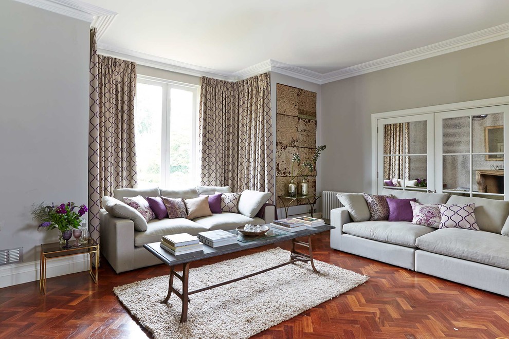 Exemple d'un salon tendance avec une salle de réception, un mur gris, un sol en bois brun et aucun téléviseur.