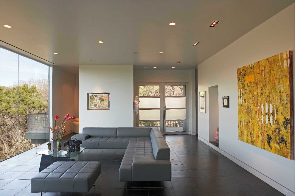 Großes, Repräsentatives, Fernseherloses, Offenes Modernes Wohnzimmer ohne Kamin mit weißer Wandfarbe und Keramikboden in Austin