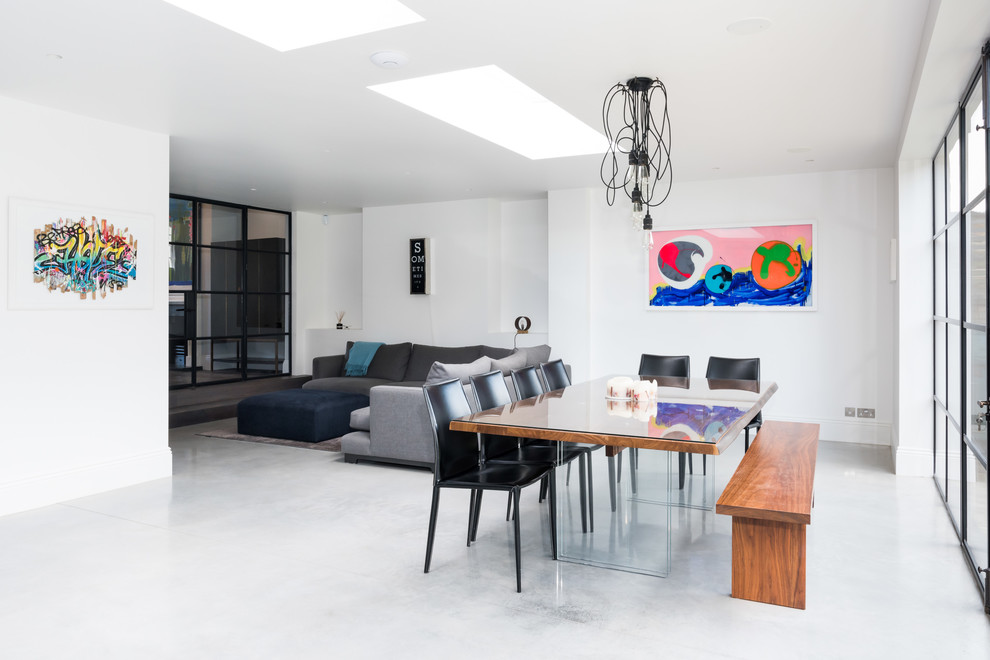Geräumiges, Offenes Modernes Wohnzimmer mit weißer Wandfarbe, Betonboden, TV-Wand und grauem Boden in London