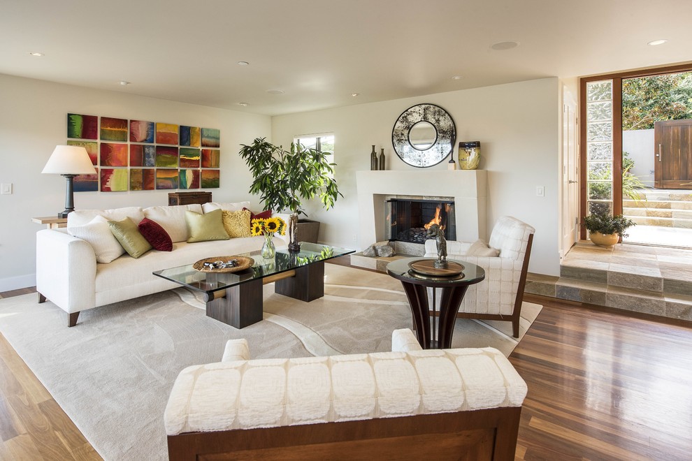 Repräsentatives, Fernseherloses, Offenes Modernes Wohnzimmer mit weißer Wandfarbe, braunem Holzboden und Kamin in San Francisco