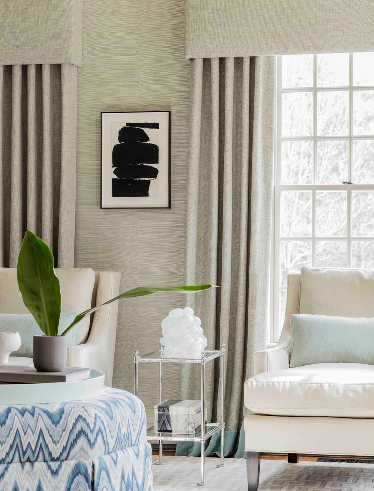 Cette image montre un salon minimaliste de taille moyenne et fermé avec un mur bleu et parquet clair.