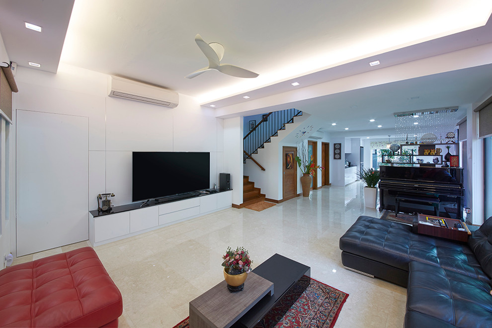 Aménagement d'un grand salon contemporain ouvert avec un mur blanc, un sol en marbre et un téléviseur indépendant.