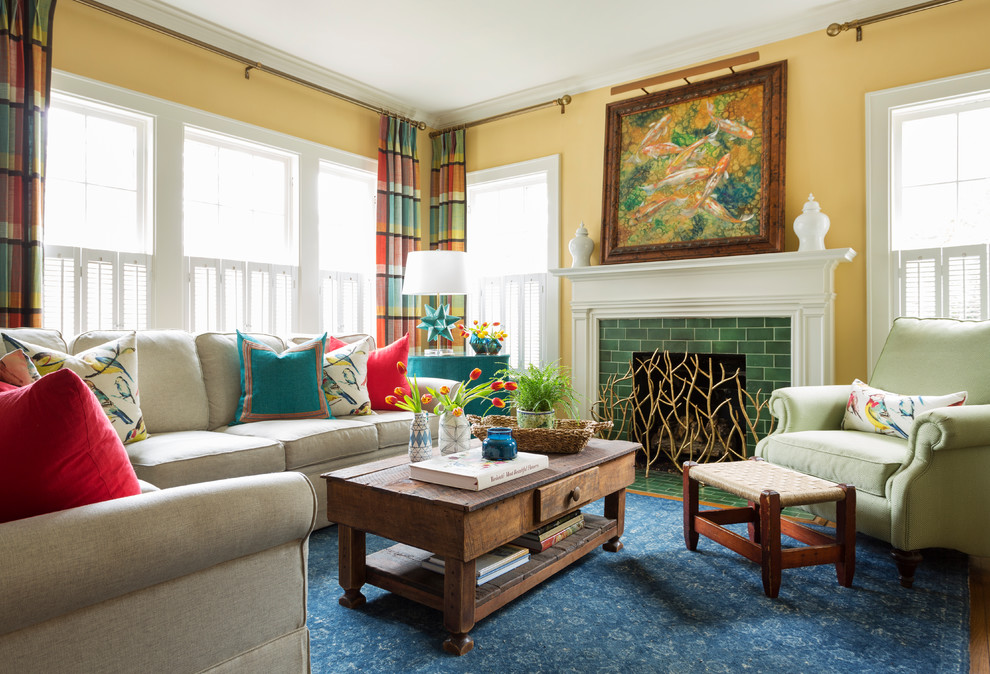 Mittelgroßes, Abgetrenntes Stilmix Wohnzimmer mit gelber Wandfarbe, gefliester Kaminumrandung, braunem Holzboden, Kamin und braunem Boden in Little Rock