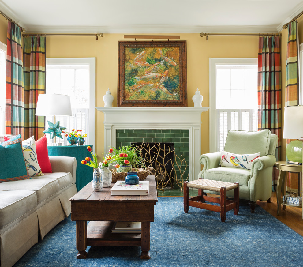 Mittelgroßes, Abgetrenntes Eklektisches Wohnzimmer mit gelber Wandfarbe und gefliester Kaminumrandung in Little Rock