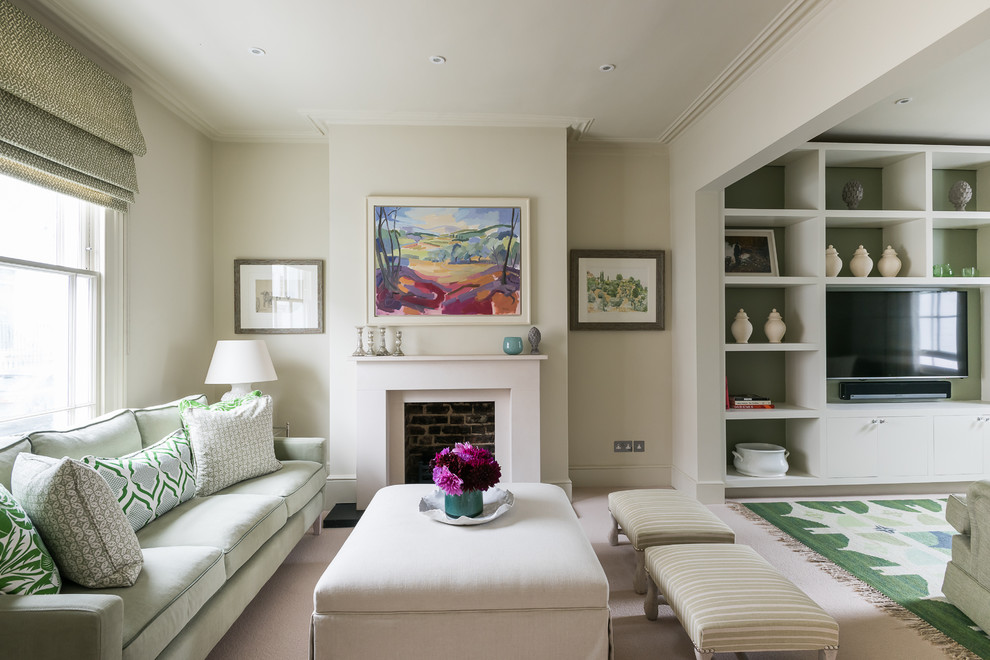 Großes, Repräsentatives, Offenes Shabby-Style Wohnzimmer mit grüner Wandfarbe, Teppichboden, Kamin, verputzter Kaminumrandung und Multimediawand in London