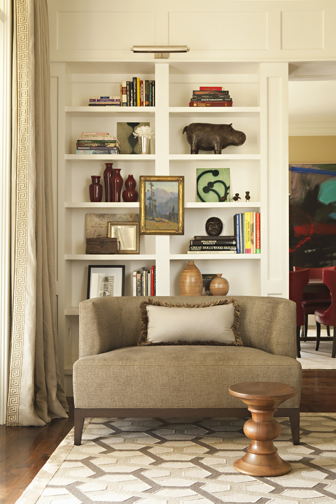 Стильный дизайн: гостиная комната в стиле неоклассика (современная классика) с с книжными шкафами и полками и ковром на полу - последний тренд
