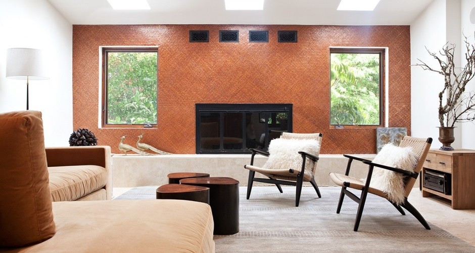 Diseño de salón abierto contemporáneo grande sin televisor con paredes blancas, todas las chimeneas y marco de chimenea de baldosas y/o azulejos