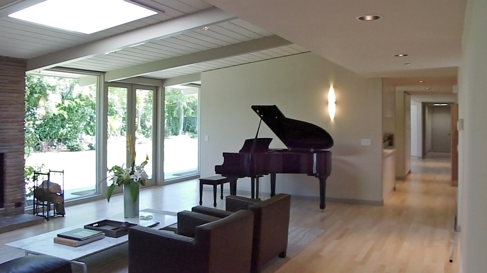 Aménagement d'un salon rétro de taille moyenne et ouvert avec une salle de réception, un mur beige, parquet clair, une cheminée standard, un manteau de cheminée en pierre et aucun téléviseur.