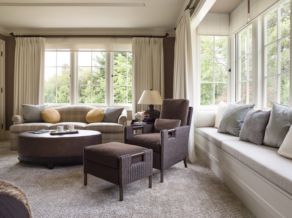 Пример оригинального дизайна: гостиная комната в классическом стиле с коричневыми стенами и ковровым покрытием