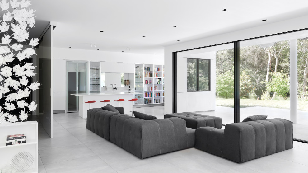 Modelo de salón abierto actual extra grande con suelo de baldosas de porcelana, suelo gris y paredes blancas