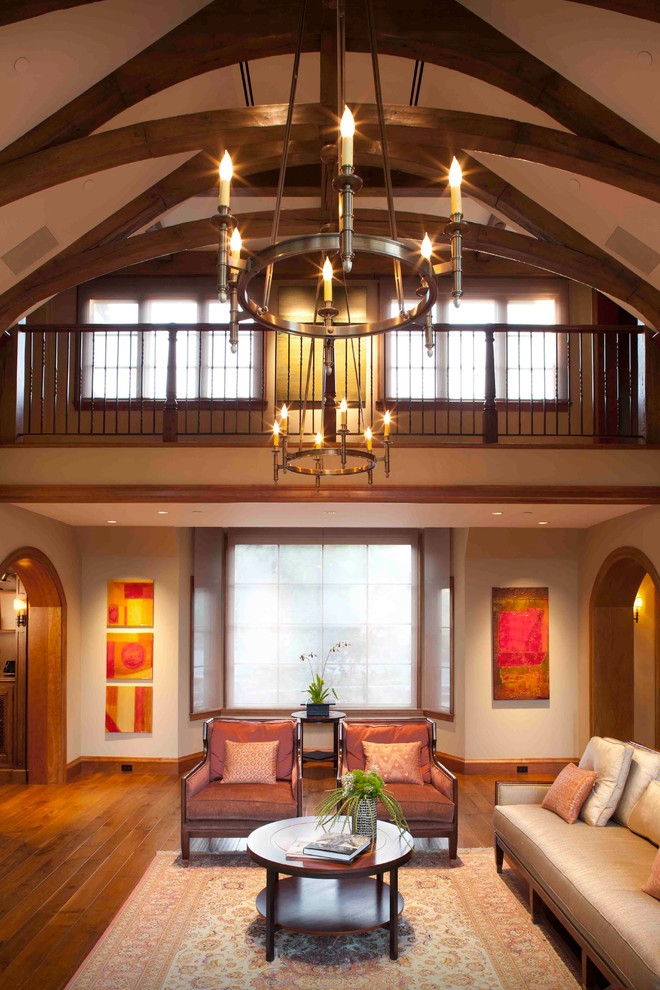 Immagine di un grande soggiorno mediterraneo aperto con sala formale, pareti beige e pavimento in legno massello medio