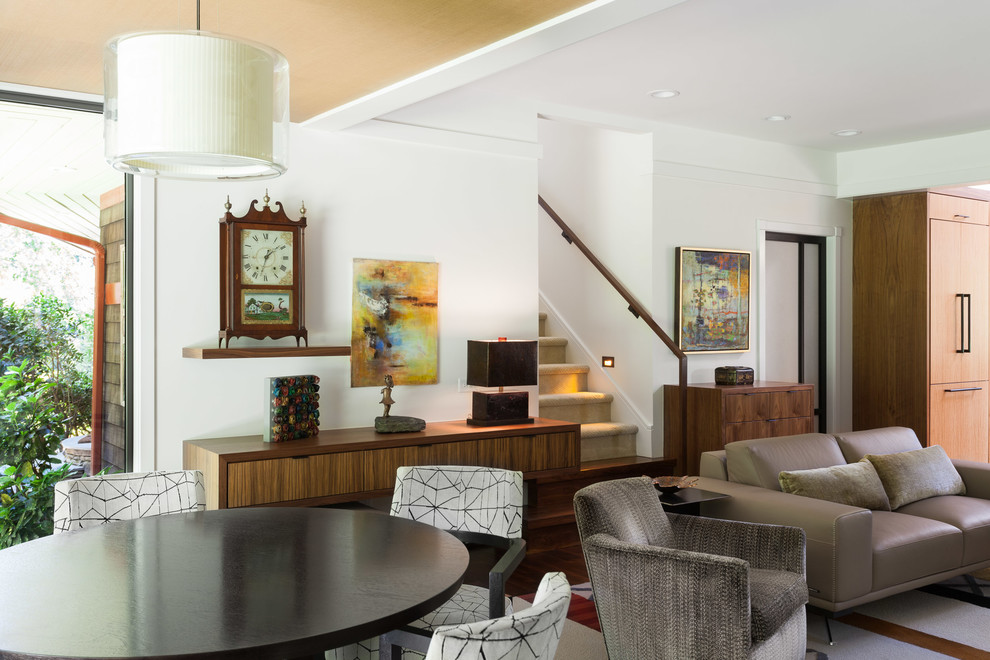 Imagen de salón abierto contemporáneo de tamaño medio con paredes blancas y suelo de madera en tonos medios