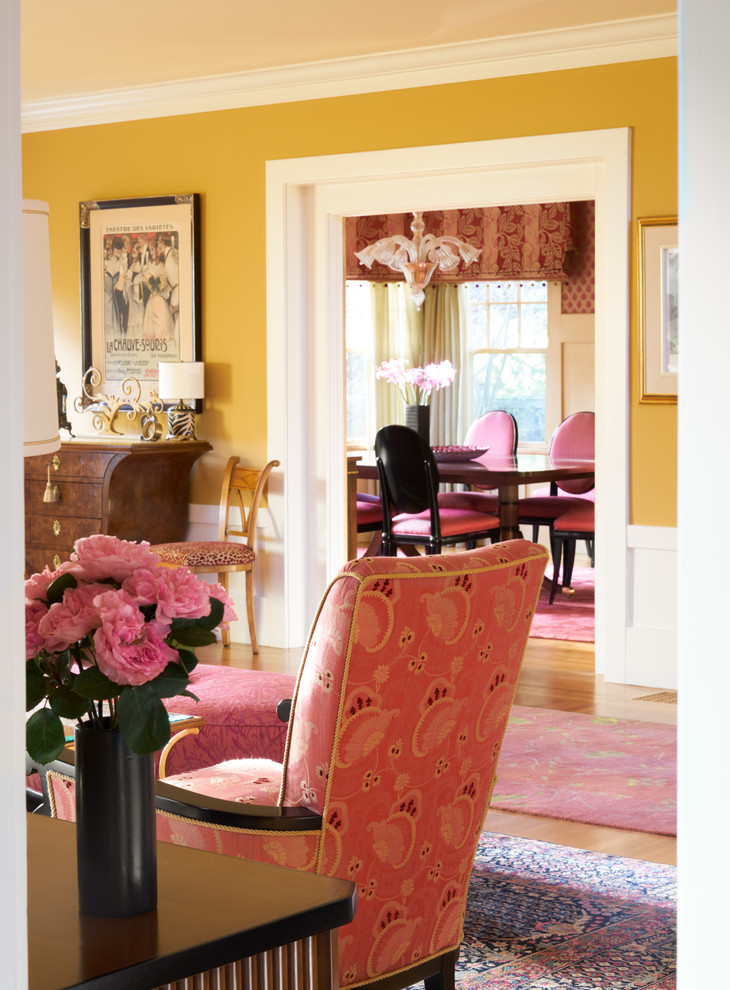 Fernseherloses, Offenes Klassisches Wohnzimmer ohne Kamin mit gelber Wandfarbe, hellem Holzboden und beigem Boden in San Francisco