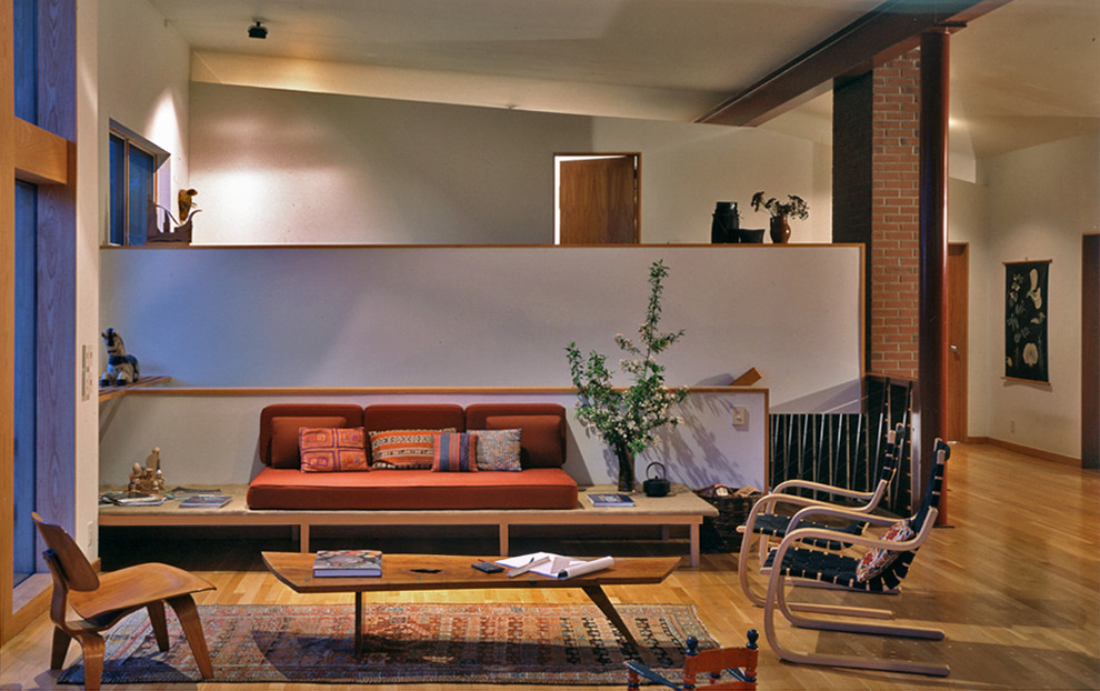 Imagen de salón minimalista con suelo de madera en tonos medios