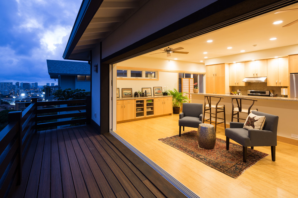 Mittelgroßes, Offenes Asiatisches Wohnzimmer mit Bambusparkett in Hawaii