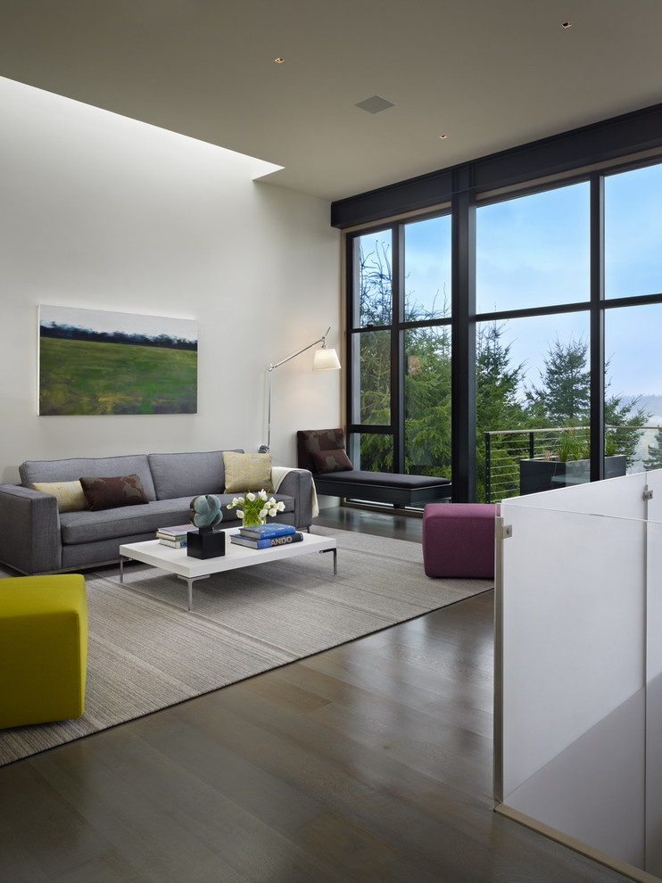 Modelo de salón minimalista sin chimenea y televisor con paredes blancas y alfombra
