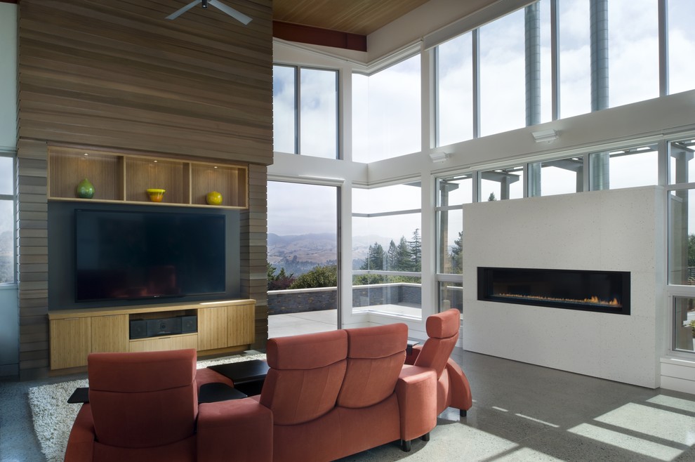 Свежая идея для дизайна: гостиная комната в современном стиле с горизонтальным камином и телевизором на стене - отличное фото интерьера